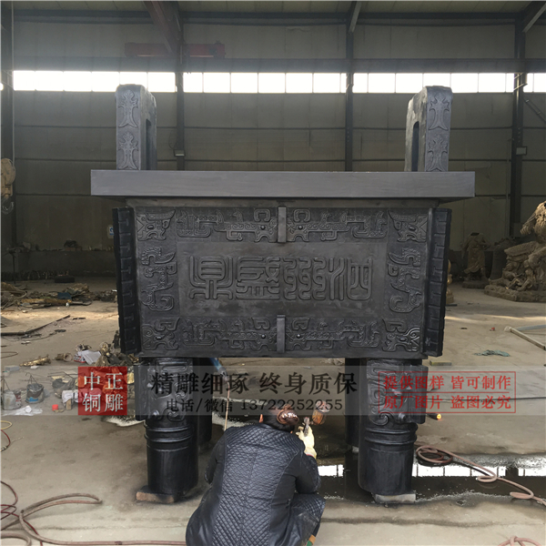 大型仿銅鼎.jpg 大型仿銅鼎.jpg