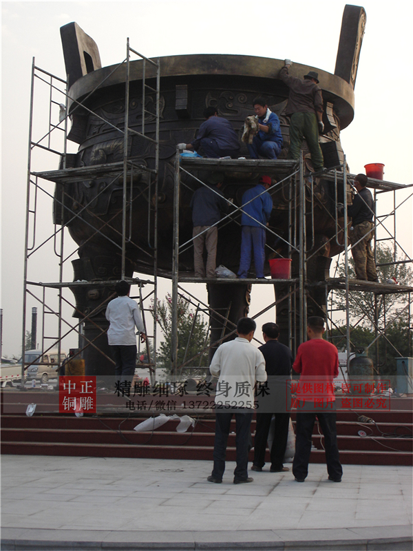 安裝廣場(chǎng)銅寶鼎.jpg 安裝廣場(chǎng)銅寶鼎.jpg